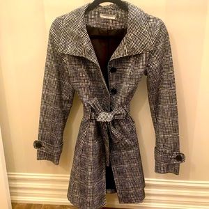 Beautiful trench, worn three times, in perfect condition.